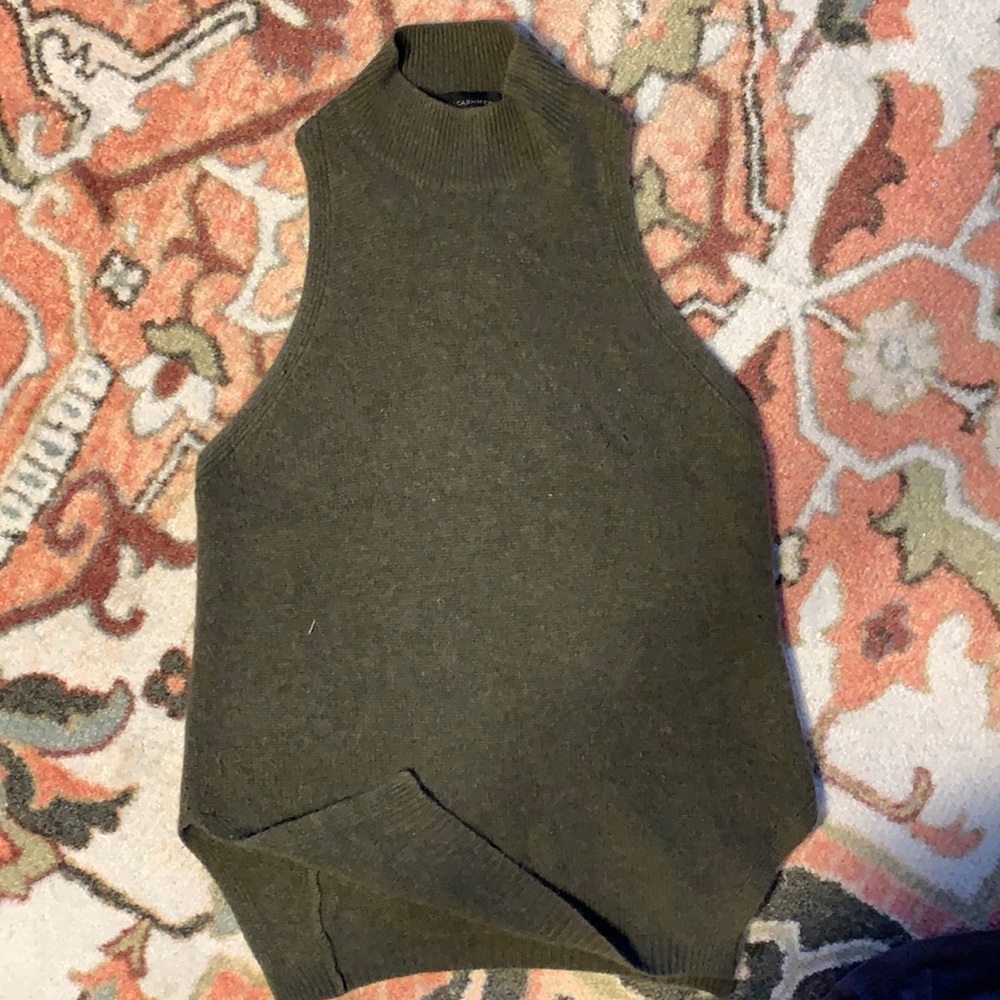Cashmere sleeveless sweater